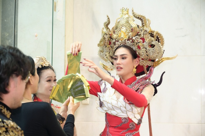 Thời trang cúng giỗ Tổ sân khấu của sao Việt: Khánh Vân nổi nhất với tà áo dài đỏ thắm - 5
