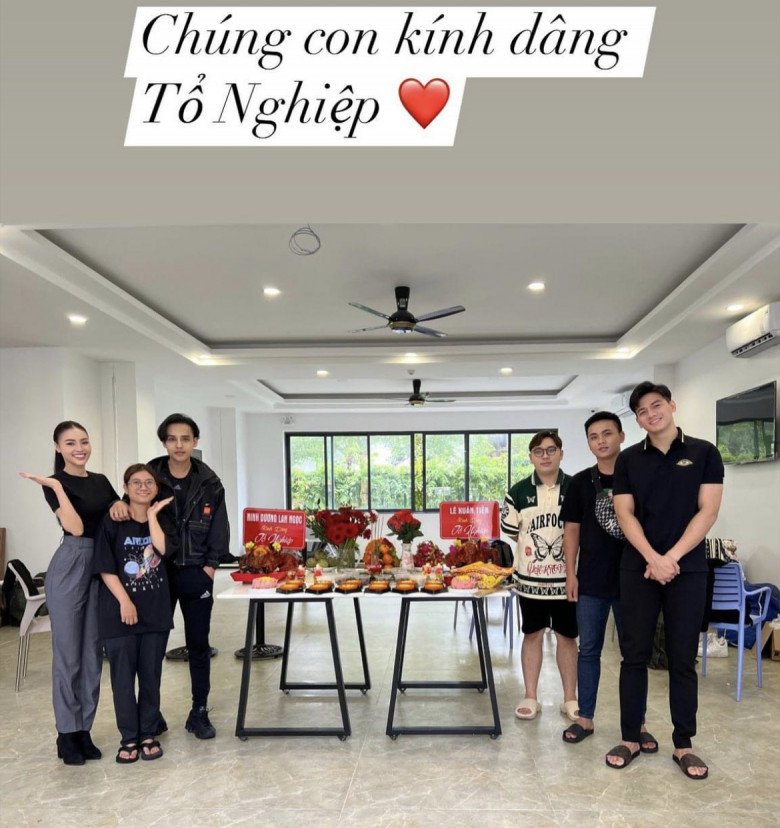 Thời trang cúng giỗ Tổ sân khấu của sao Việt: Khánh Vân nổi nhất với tà áo dài đỏ thắm - 6