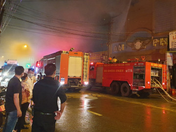 Hiện trường vụ cháy quán karaoke thảm khốc khiến 12 người tử vong tại Bình Dương, lực lượng chức năng tiếp tục tìm kiếm nạn nhân