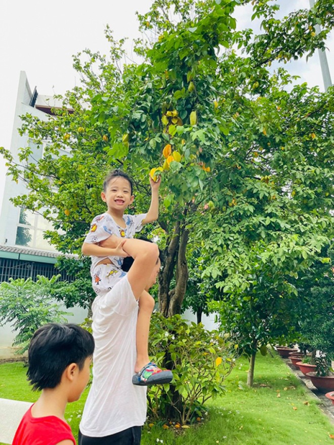 2 gia đình đông con bậc nhất showbiz Việt: Đều mua biệt thự rộng, thích trồng cây trái - 11