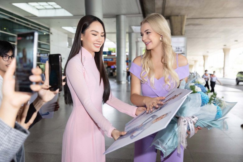 Đương kim Hoa hậu thế giới đẹp như công chúa tuyết ngoài đời thực khi lần hai trở lại Việt Nam - 8