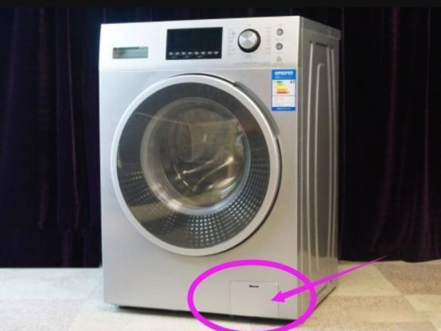 Trên máy giặt có một công tắc ẩn, bật lên nước bẩn sẽ chảy ra nhưng nhiều người không biết