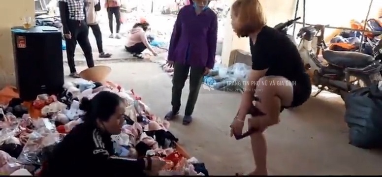 Đi mua quần lót, người phụ nữ đòi thử ngay giữa chợ làm ai nấy ngượng chín mặt - 3