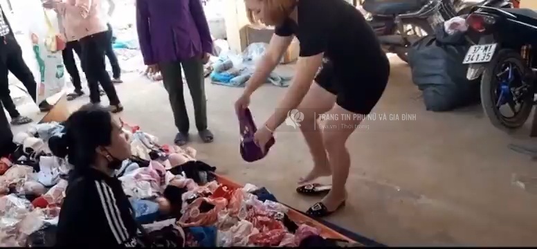 Đi mua quần lót, người phụ nữ đòi thử ngay giữa chợ làm ai nấy ngượng chín mặt - 1