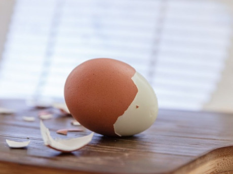 Mẹo hay nhà bếp - Luộc trứng đừng dại cho ngay vào nồi, nhớ làm điều này trước trứng không nứt lại dễ bóc vỏ