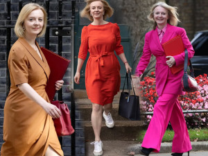 Tuổi 47, tân thủ tướng Anh đam mê mặc loè loẹt mà vẫn sang, đúng chuẩn bà đầm thép