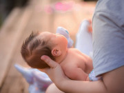 Vợ vừa sinh con vài ngày đã thú nhận với chồng đó không phải con ruột, danh tính bố đứa trẻ gây bàng hoàng