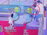 Cứu bé gái đang cheo leo ở thang cuốn, người đàn ông lại hứng chỉ trích vì "bàn tay hư"