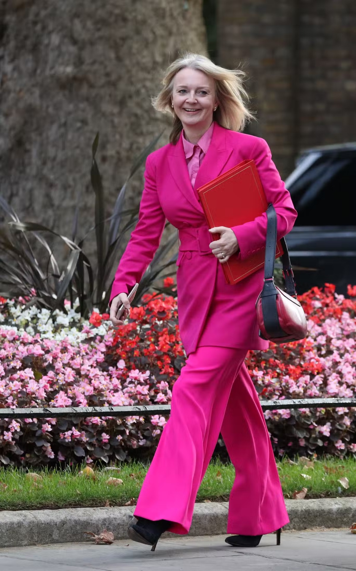 Tuổi 47, tân thủ tướng Anh đam mê mặc loè loẹt mà vẫn sang, đúng chuẩn amp;#34;bà đầm thépamp;#34; - 9