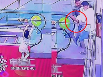 Cứu bé gái đang cheo leo ở thang cuốn, người đàn ông lại hứng chỉ trích vì "bàn tay hư"