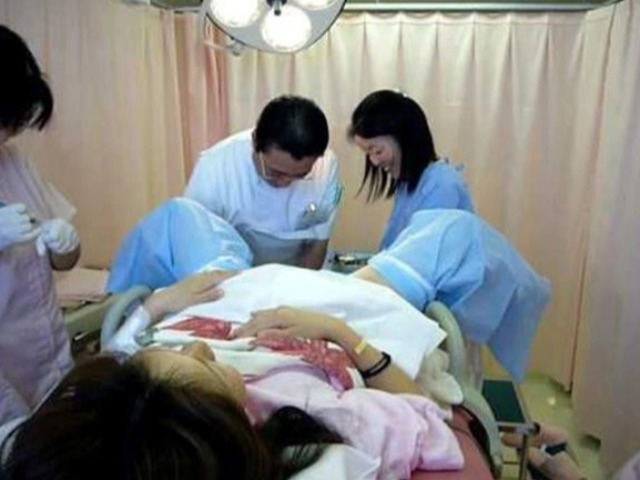 Con gái 26 tuổi đưa mẹ 54 tuổi đi khám thai, lúc bác sĩ gọi vào, cả phòng đều ngớ người