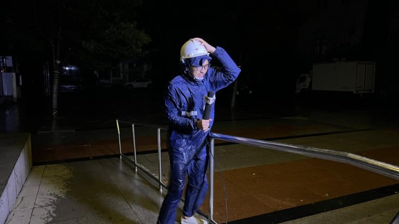 Người phụ nữ làm nhiệm vụ tác nghiệp giữa cơn bão Noru: 365 ngày làm việc ít khi mặc đẹp - 1