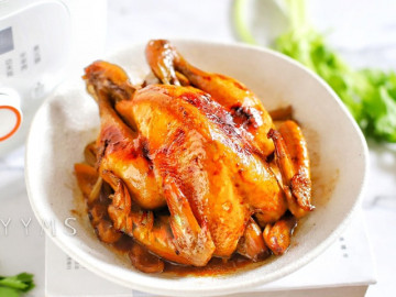 Thả con gà vào nồi cơm điện, không cần thêm nước nửa tiếng sau được món ngon thơm nức