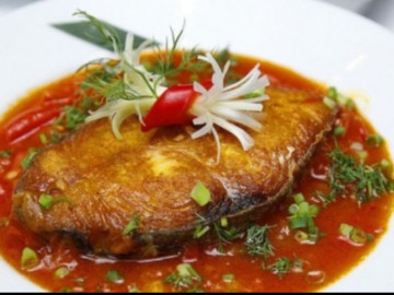 Loại cá nào thường được sử dụng để làm món cá sốt cà chua?
