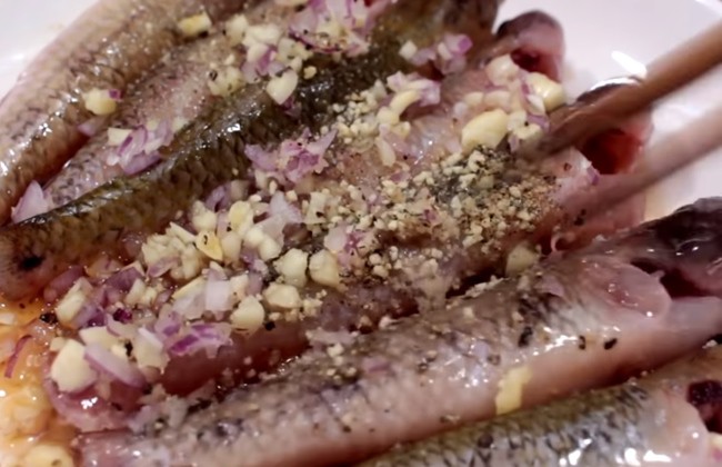 Cá kho tiêu đậm đà với 3 cách làm đơn giản, thịt cá chắc ngọt, không hề tanh - 2