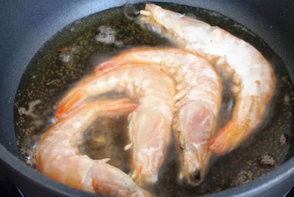 Tôm bức bầm mặn mòi với cách thức giản dị và đơn giản ngon tuyệt, đặc biệt trả cơm trắng - 7