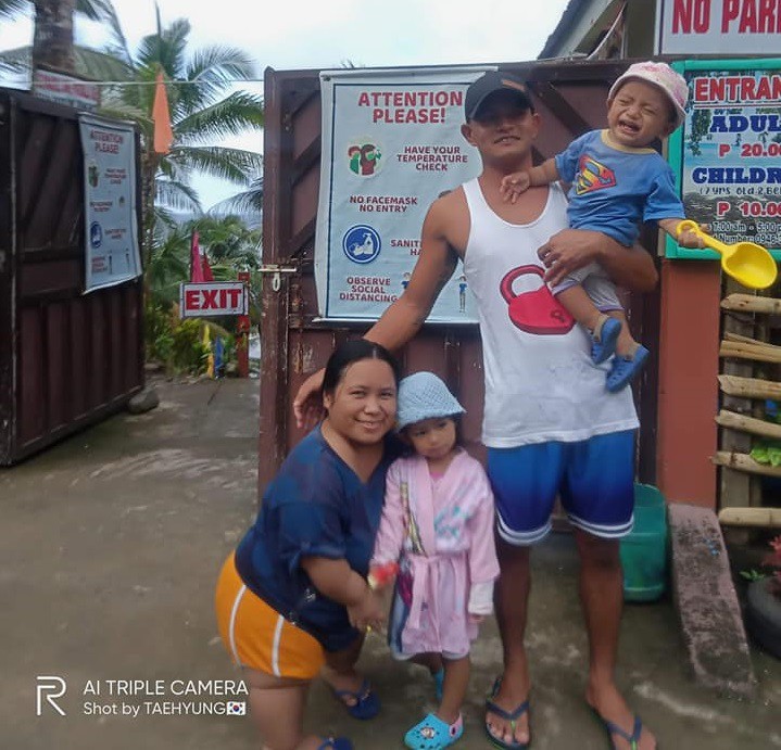 Cãi lời bố mẹ lấy vợ cao chưa đầy 1m, ông bố bật khóc khi con chào đời