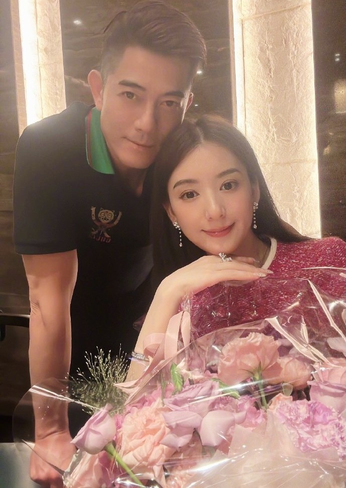 Quach Phu Thanh的22歲妻子，2個孩子的母親，被譽為年輕漂亮的洋娃娃 - 7