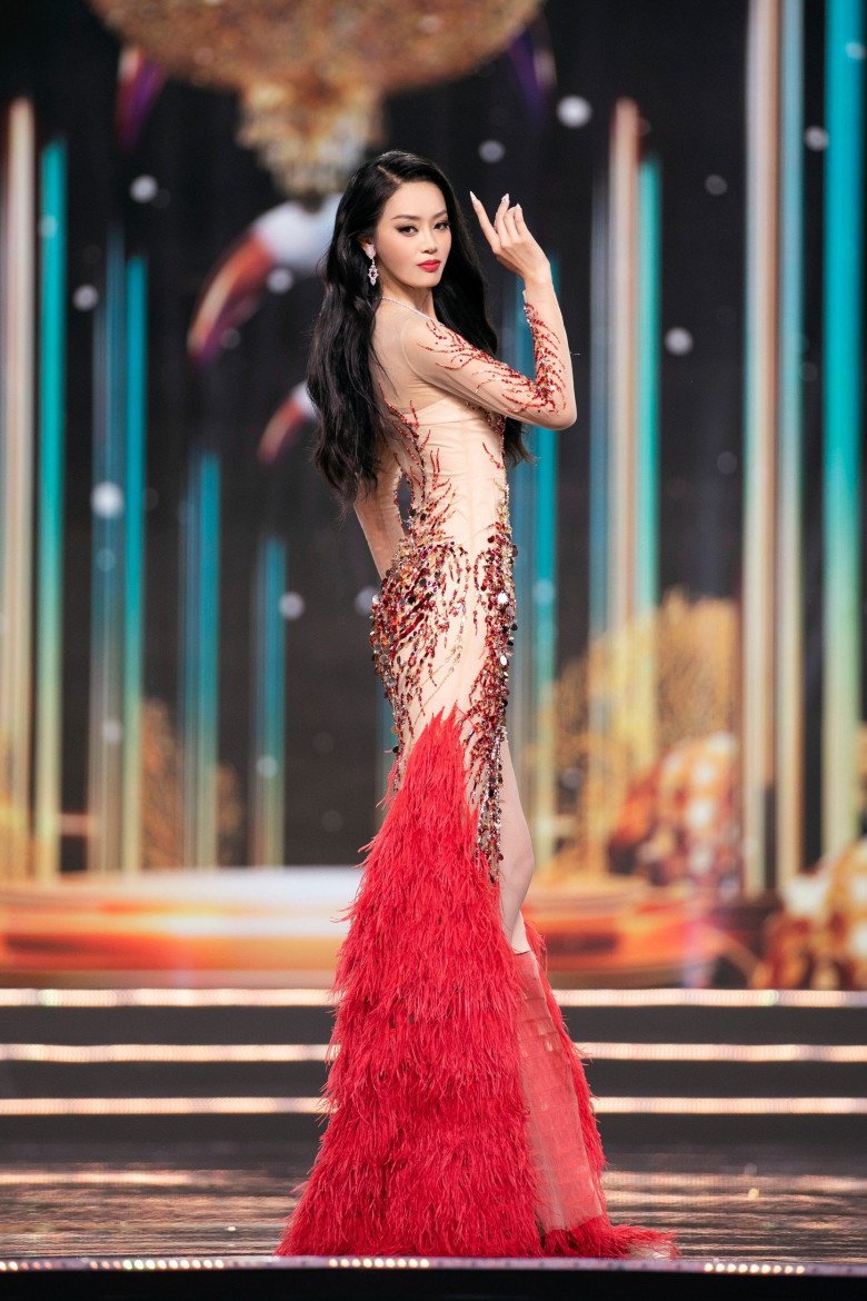 Trực tiếp Chung Kết Miss Grand Vietnam 2023: Top 15 trình diễn dạ hội, một  người đẹp suýt vấp té