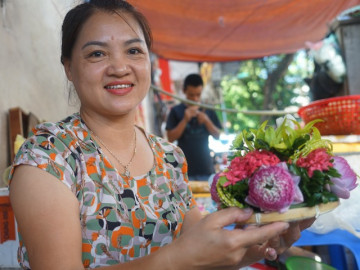 Người TP. hà Nội đặt ở đĩa hoa, gói hoa đẹp mắt mê mệt cúng ngày Rằm mon 7, lúc biết giá bán nhiều người ca ngợi rẻ