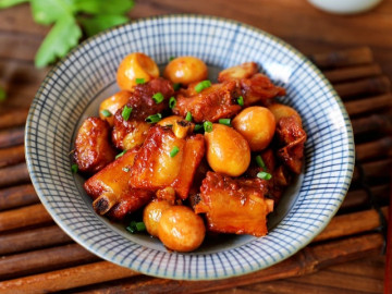 Sườn kho ko đang được ngon, cho thêm nữa trái khoáy bé xíu tí đủ chất cấp 3-4 phen trứng gà lại được đồ ăn với cơm trắng siêu bổ