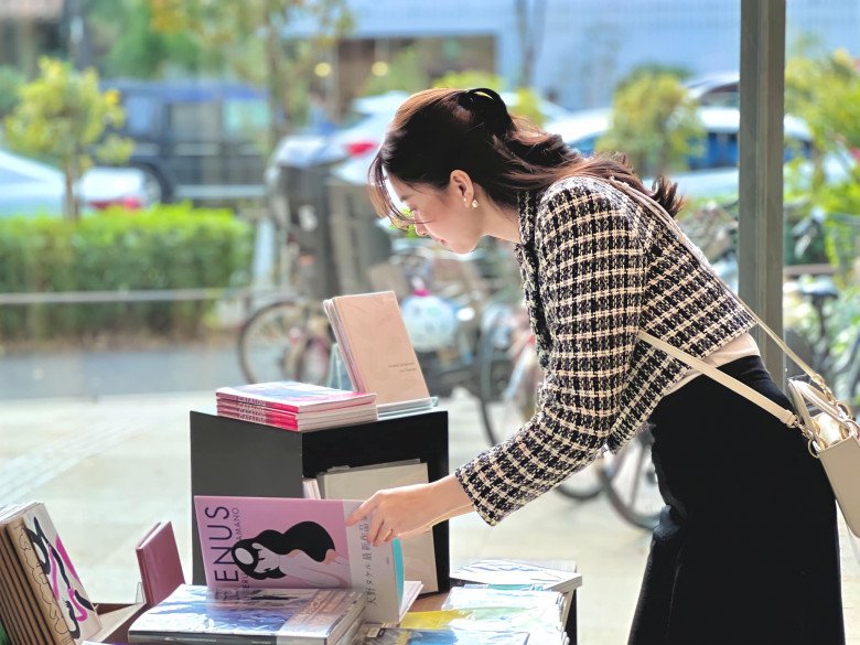 Mặc amp;#34;quần áo lộn xộnamp;#34; đi dạo phố Seoul, Hoa hậu Đặng Thu Thảo tạo amp;#34;nở mày nở mặtamp;#34; phong cách phụ nữ Việt - 5