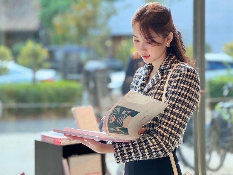 Mặc amp;#34;quần áo lộn xộnamp;#34; đi dạo phố Seoul, Hoa hậu Đặng Thu Thảo tạo amp;#34;nở mày nở mặtamp;#34; phong cách phụ nữ Việt - 4