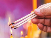 Mùng 1 và ngày rằm âm lịch cần dùng nhang hương nơi ban thờ theo cách sau sẽ giúp đón cát lành, xua đi năng lượng xấu
