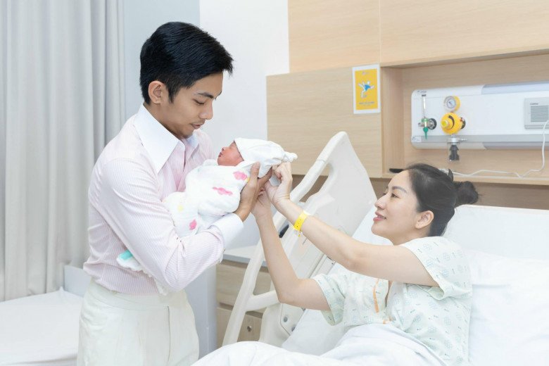 Khánh Thi khoe rõ mặt con gái thứ 3 với Phan Hiển, vừa chào đời đã có mũi cao, tóc amp;#34;đầy đầuamp;#34; chuẩn gen mẹ - 4