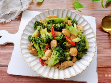 Cây này còn có giá chỉ 60.000 đồng/kg buôn bán giàn giụa chợ tuy nhiên lại là "thần dược mức độ khoẻ", đem xào thịt gà ngon xoắn lưỡi