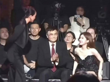 Chung sườn hình với Châu Tấn, "trà xanh" Cbiz bị chê trạng thái kém cỏi xa xôi, thái phỏng khép nép Lúc va vấp mặt
