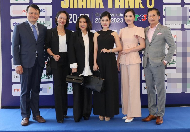 Vợ Hoa hậu chiến thắng kém 16 tuổi ăn mặc đồng điệu với Shark Hưng, không ví tiền tỷ vẫn vượt trội so với các 'bà cá mập'