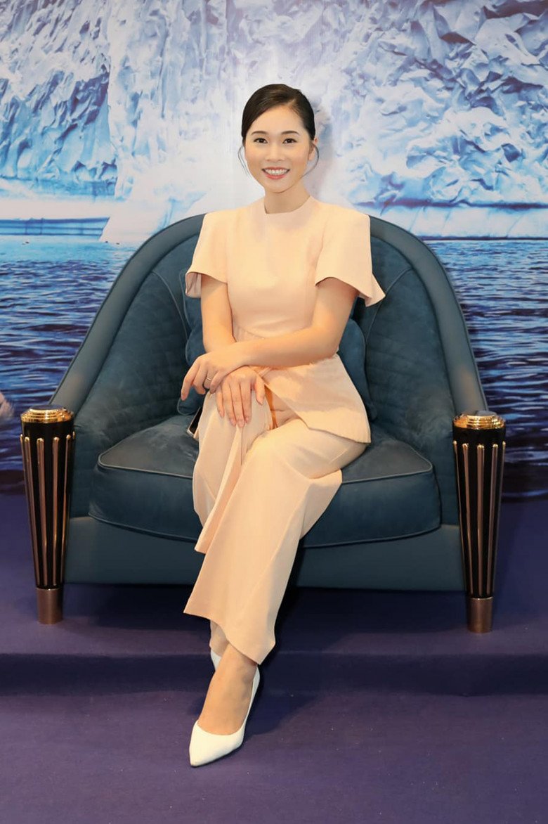 Vợ Hoa hậu chiến thắng kém 16 tuổi ăn mặc đồng điệu với Shark Hưng, không ví tiền tỷ vẫn vượt trội so với các 'bà cá mập'