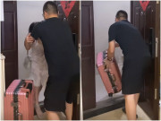 Vợ vừa đi du lịch về chồng liền ném vali ra khỏi nhà, biết lý do không ai bênh nổi