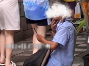 Ông lão ăn xin 70 tuổi quỳ bên lề đường, hình ảnh trong điện thoại bóc trần sự thật gây sốc