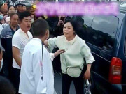 Bắt tận tay chồng ngoại tình trên ô tô mình mua, vợ choáng nặng với hành động sau đó