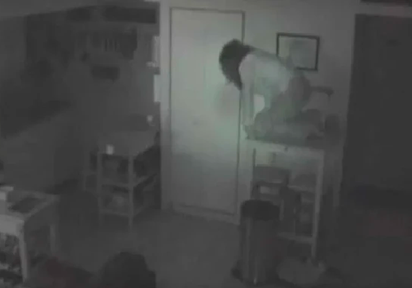家の中の家具は動いたり消えたりし続けました。 男がカメラを設置し衝撃的な場面を目撃 - 2