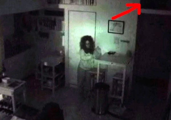 家の中の家具は動いたり消えたりし続けました。 男がカメラを設置し衝撃的な場面を目撃 - 3