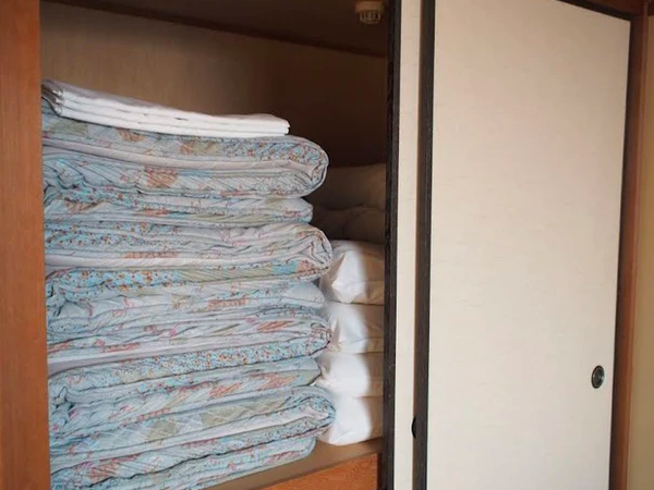 家の中の家具は動いたり消えたりし続けました。 男がカメラを設置し衝撃的な場面を目撃 - 4