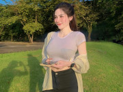 Hot girl quanh năm mặc áo thun, vẫn gợi cảm nhờ cách phối ai cũng học được
