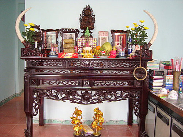Đặt bát hương bằng đồng hay bằng sứ trên bàn thờ thì tốt hơn?