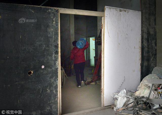 be 70 binh nuoc moi ngay, nguoi phu nu kiem 20 trieu/thang, tau nha pho sau 3 nam - 3