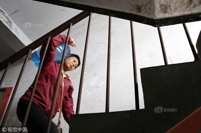 be 70 binh nuoc moi ngay, nguoi phu nu kiem 20 trieu/thang, tau nha pho sau 3 nam - 6