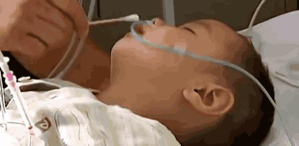 con trai 2 tuoi bong nhien non mua nhu om nghen, bo me nga ngua khi biet nguyen nhan - 1