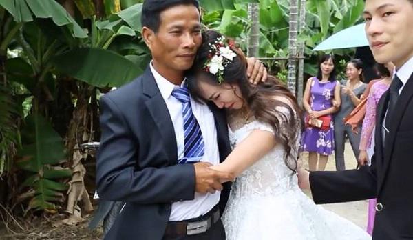Bố mẹ mất sớm, cô dâu khóc òa níu tay chú ruột trong ngày cưới khiến mọi người rưng rưng - 1