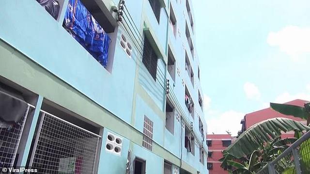 me tuoi teen nem con vua sinh tu ban cong tang 5, be so sinh van song sot ky dieu - 4