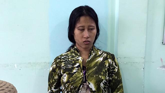 chan dung nguoi me lay goi de len mat giet 2 con trong phong ngu - 1