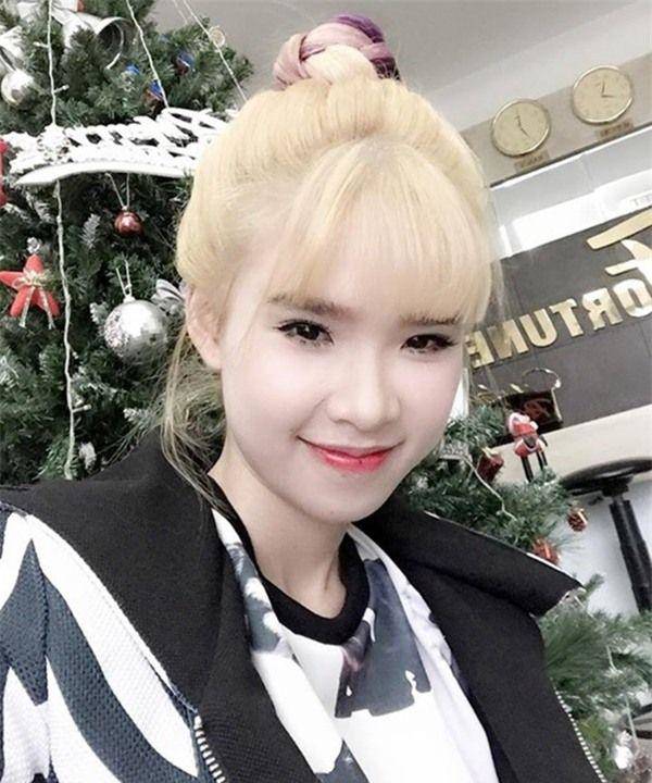 hom qua khan gia phan doi toc den dai, hom nay h'hen nie doi thanh toc dai mau... bach kim? - 11