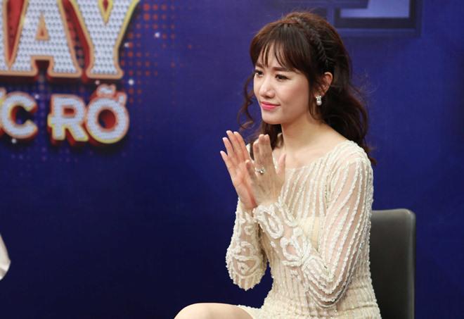 Hari Won quá đỗi nóng bỏng, cười tít mắt khi gặp các anh chàng gây tranh cãi Zero9 Hari Won Quá Đỗi Nóng Bỏng, Cười Tít Mắt Khi Gặp Các Anh Chàng Gây Tranh Cãi Zero9