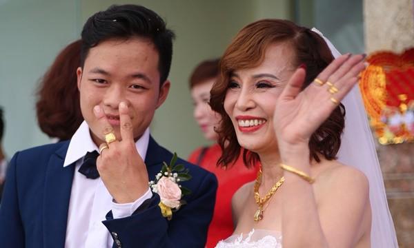 co dau 62 tuoi cung chong tre livestream tiet lo ly do duyen no khien hai nguoi ben nhau - 1